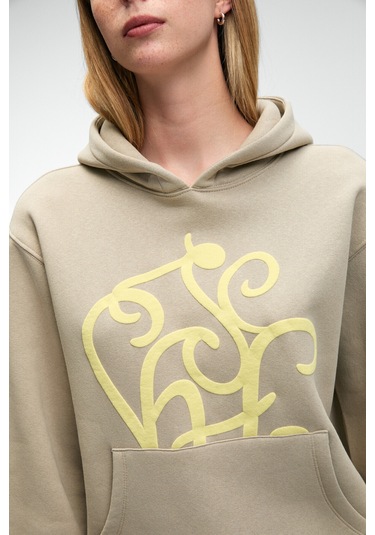 LIORAEN Kadın Baskılı Relaxed Kanguru Cepli Kapüşonlu Taş Rengi Sweatshirt