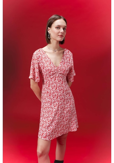 DeFacto V Yaka Çiçekli Maroken Mini Kısa Kollu Kırmızı Elbise B0127AX24SPRD227 DeFacto V Yaka Çiçekli Maroken Mini Kısa Kollu Kırmızı Elbise B0127AX24SPRD227
