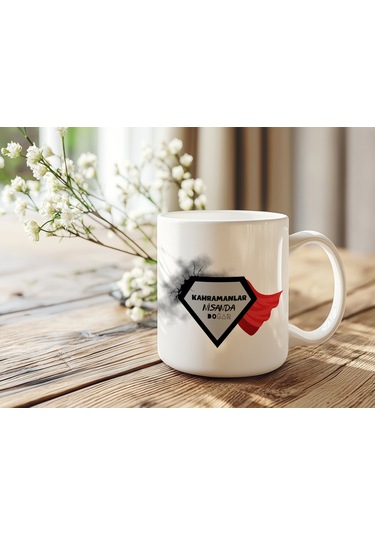 Kahramanlar Nisanda Doğar Yazılı Doğum Günü Kupa Bardak Kırmızı Pelerin Tasarımlı Erkek Hediye Beyaz