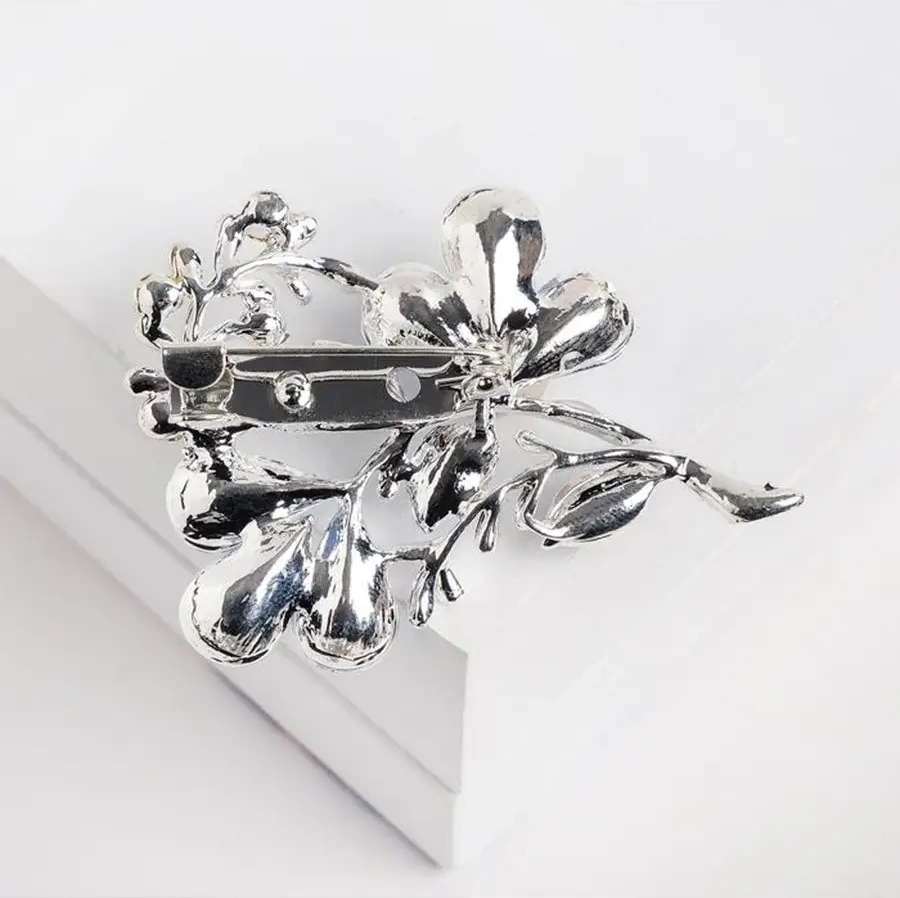 Queen Fair Yonca Çiçeği Broş 156322580 Gri