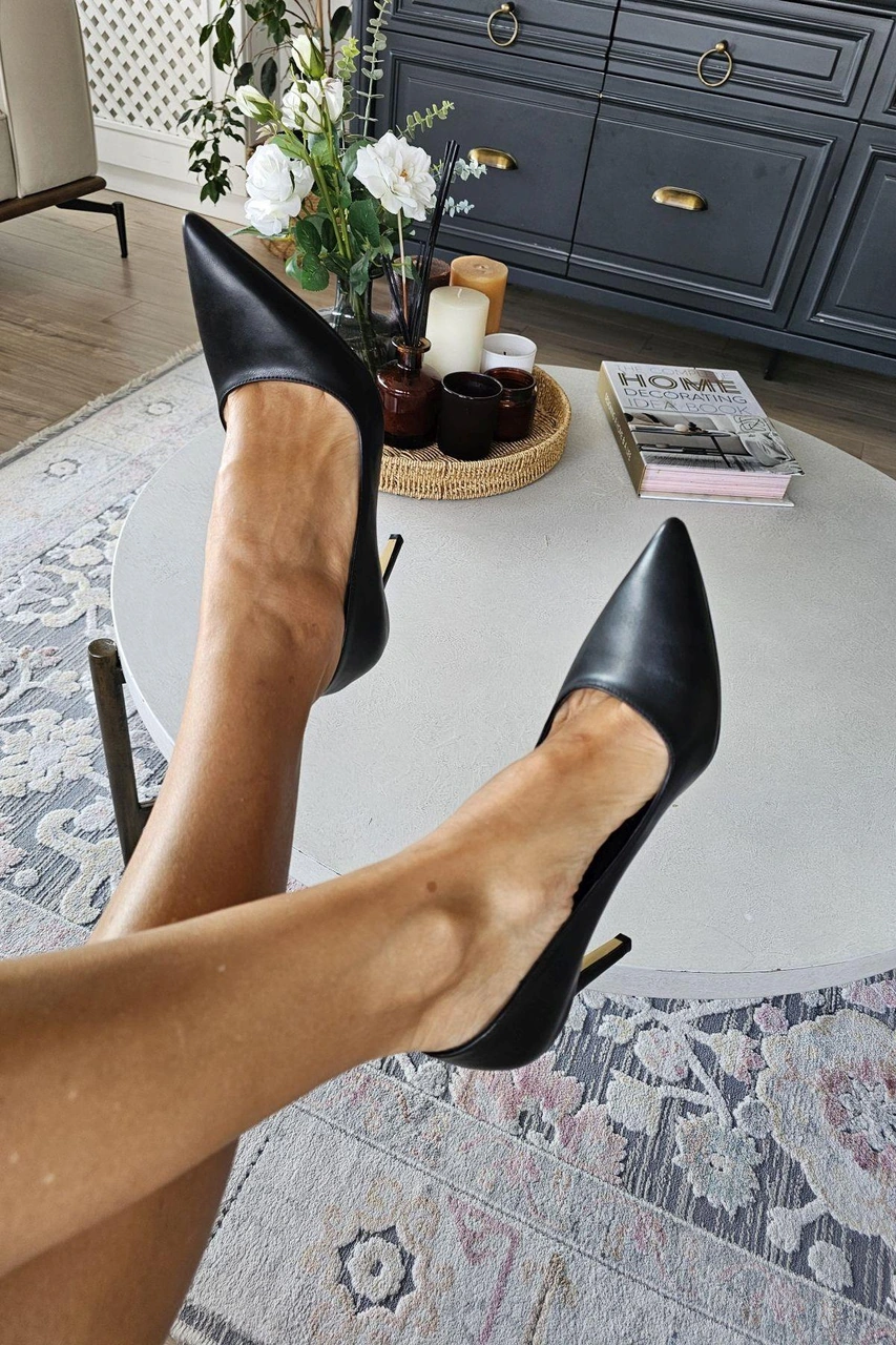 10 1814 Topukla Kadın İnce Topuklu Stiletto Ayakkabı Siyah Deri