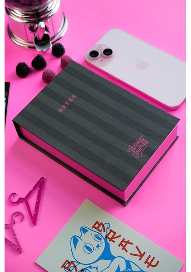 Masa Üstü Sert Kapaklı Notluk. 80 Gram Ivory Kağıt , 340 Yaprak. 11x15,8 Cm. Renkli Kenar.