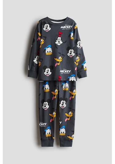 Tüm Mevsimler Pamuklu Alt Üst Pijama Takımı Füme Renk Mickey Mouse Ve Arkadaşları Temalı Füme Mickey And Friends Füme Tüm Mevsimler Pamuklu Alt Üst Pijama Takımı Füme Renk Mickey Mouse Ve Arkadaşları Temalı Füme Mickey And Friends Füme