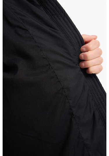 DeFacto Standart Fit Kapüşonlu Fermuarlı Cepli Şişme Mont E9592AX25SPBK27 Siyah