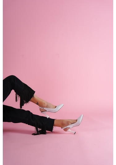 Rozalinda Beyaz Puantiyeli Önü Sivri Günlük Kullanım Topuklu Ayakkabı Beyaz