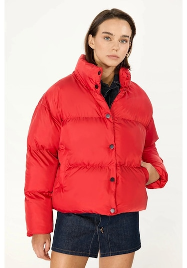 İçi Astarlı Su Ve Rüzgar Geçirmez Cepli Dik Yaka Kadın Mont Kırmızı
