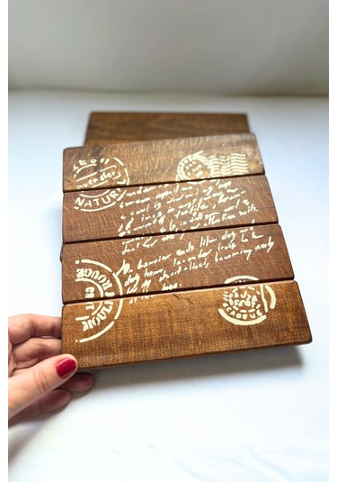 Kahverengi Masif Ahşap Mektup Desenli El Yapımı Sunum Altlığı