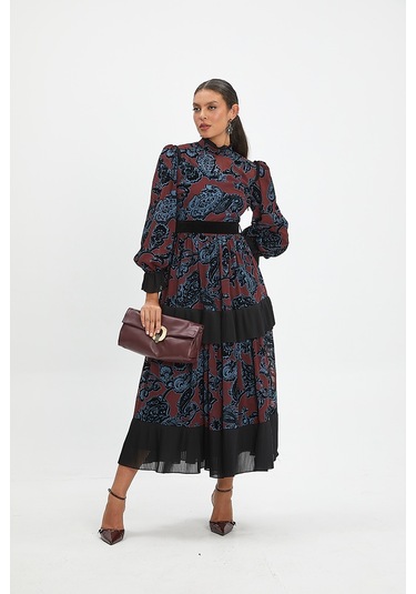 Desenli Ve Piliseli Elbise - Fırfır Detaylı, Şifon Ve Kemer Tasarımıyla Zamansız Şıklık Bordo