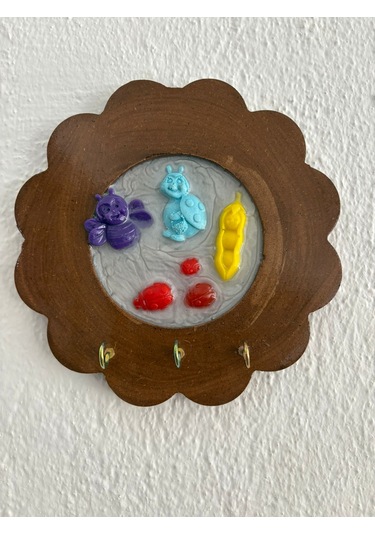 Pelince - Mor Arı Ve Mavi Uğur Böceği Figürlü - Epoksi Ahşap Anahtar Askılığı Tek Ürün - Çap: 18 Cm Ahşap