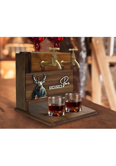 Bk Gift Kişiye Özel Kabartma Geyik Tasarımlı İsimli Çift Musluklu Doğal Ahşap İçki Standı-2, İçki Standı, Doğum Günü Hediyesi, Ev Hediyesi Kobitmeyen1