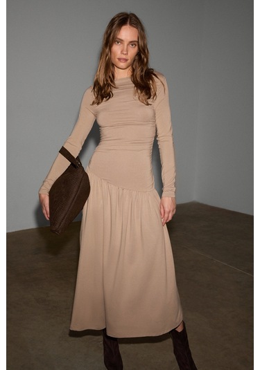Grımelange Commeny Kadın Balerin Yakalı Esnek Kumaşlı Vücuda Oturan Büzgü Detaylı Bej Elbise Bej