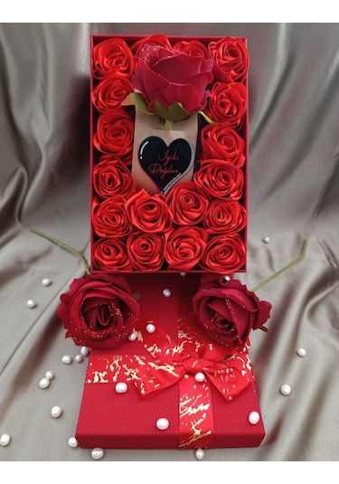 İnci Mode İyiki Doğdun 18+1 Çiçekli Kutu Hediyelik Çiçek Kutusu Kırmızı