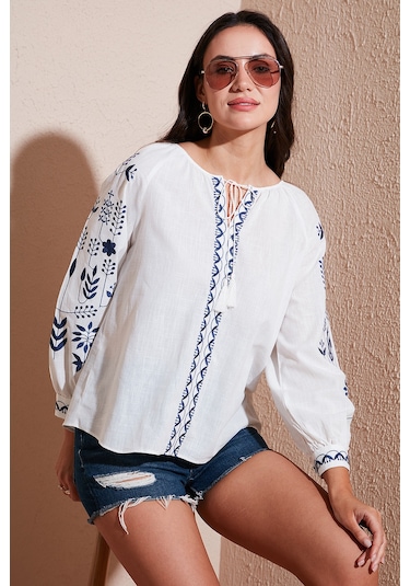 Lela Pamuklu Regular Fit Balon Kol Nakış Işlemeli Bayan Bluz 6110936 Ekru-Indigo Lela Pamuklu Regular Fit Balon Kol Nakış Işlemeli Bayan Bluz 6110936 Ekru-Indigo