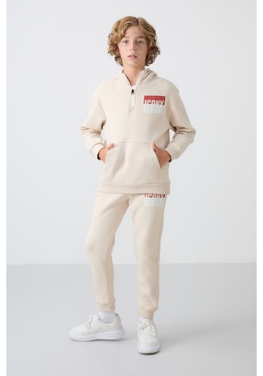 Tommy Life Bej Pamuklu Kalın İçi Tüylü Yumuşak Dokulu Standart Fit Baskılı Erkek Çocuk Eşofman Takım - 11246 Bej Tommy Life Bej Pamuklu Kalın İçi Tüylü Yumuşak Dokulu Standart Fit Baskılı Erkek Çocuk Eşofman Takım - 11246 Bej