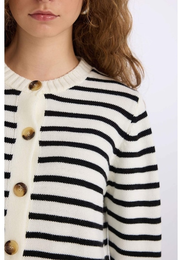 DeFacto Coool Regular Fit Çizgili Bisiklet Yaka Düğmeli Triko Hırka E2272AX24CWER219 Ekru DeFacto Coool Regular Fit Çizgili Bisiklet Yaka Düğmeli Triko Hırka E2272AX24CWER219 Ekru