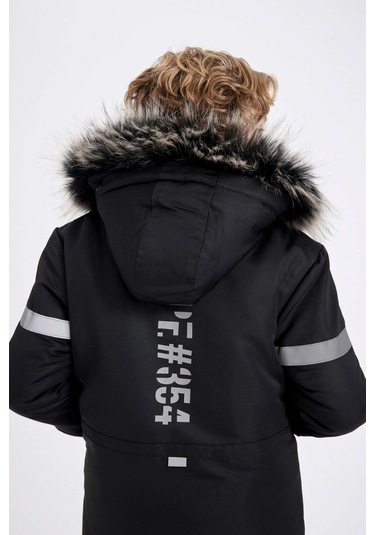 DeFacto Erkek Çocuk Çıkarılabilir Suni Kürk Yaka Kapüşonlu Pelüş Astar Parka C8786A824WNBK27