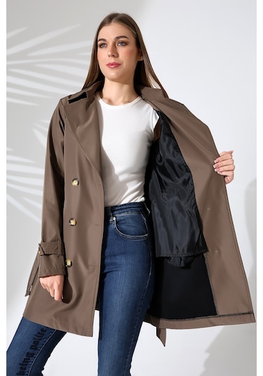 Kadın Degaje Kuşaklı Yarım Boy Astarlı Uzun Kollu Döğmeli Trençkot Sütlü Kahve Sütlü Kahverengi