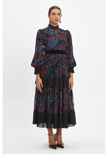 Desenli Ve Piliseli Elbise - Fırfır Detaylı, Şifon Ve Kemer Tasarımıyla Zamansız Şıklık Bordo