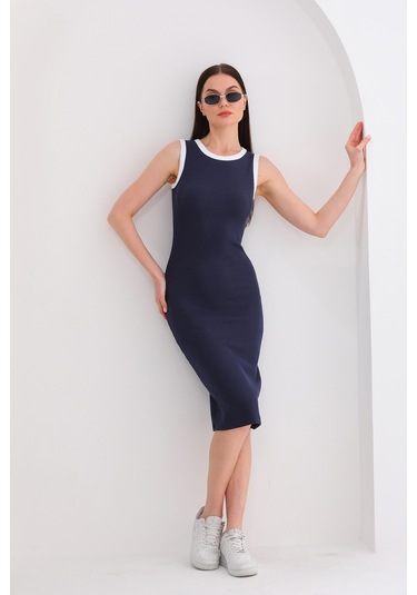 Beyaz Biyeli Kolsuz Diz Altı Fitilli Esnek Lacivert Kalem Elbise