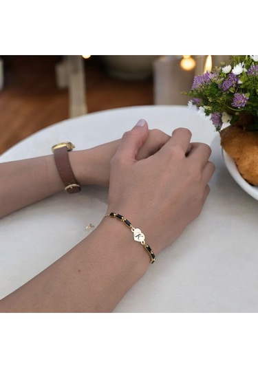 Archin K Harfine Özel 14 Ayar Altın Plakalı Kalp Figürlü Siyah Taş Desenli Hediye Bileklik-351harf K