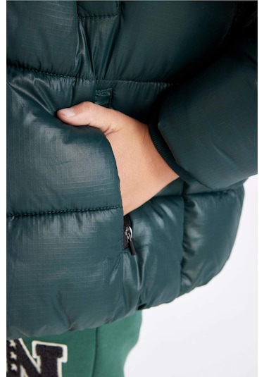 DeFacto Erkek Çocuk Su İtici Kapüşonlu Fermuarlı Cepli Şişme Mont C5565A824WNGN715 DeFacto Erkek Çocuk Su İtici Kapüşonlu Fermuarlı Cepli Şişme Mont C5565A824WNGN715