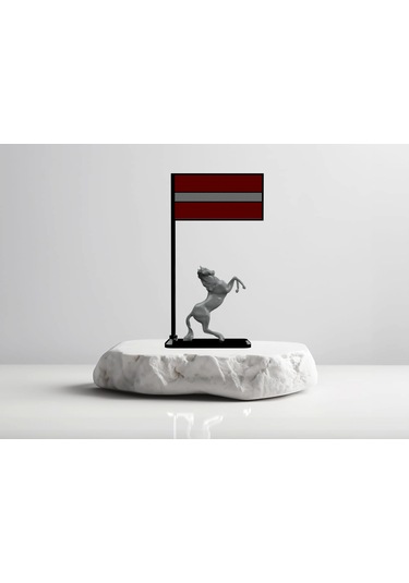 Letonya Bayraklı Masa Dekoru Şaha Kalkmış At Figürlü 3d Baskı