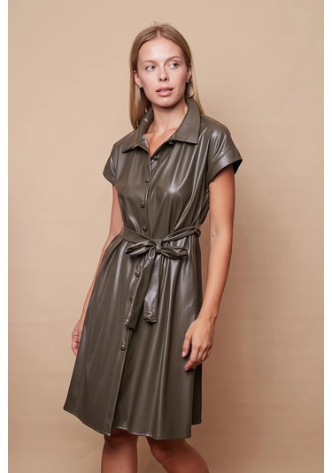 Kadın Hafif Likralı Ekolojik Deri Yakalı Düşük Omuzlu Yan Cepli Düğmeli Diz Boy Elbise-haki Haki