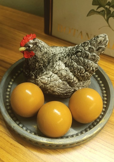 Artepieza Dekoratif Tavuk Ve Yumurtalar Tepsili Biblo Set - Bereket Ve Bolluk Temalı Gri Tavuk Figürü 1 Adet