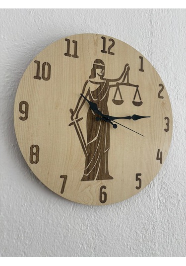 Pelince - Justitia Adalet Terazisi - Ahşap Duvar Avukat Saati Kişiselleştirilebilir - Açık Ahşap - 40 Cm Ahşap