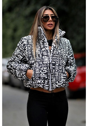 Kadın Siyah Beyaz Yazılı Dik Yaka Kısa Şişme Mont