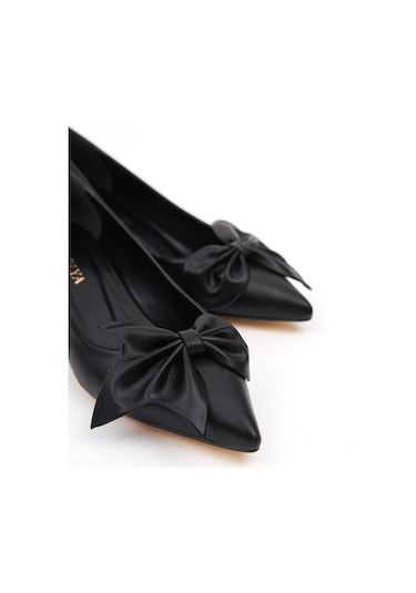 Camila Siyah Fiyonklu 4cm Sivri Burun Topuklu Ayakkabı Siyah Cilt