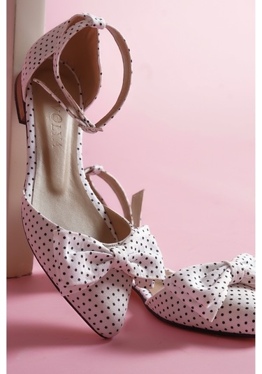 Misty Beyaz Puantiyeli 2 Cm Topuklu Bilekten Bantlı Sivri Burun Günlük Babet Beyaz