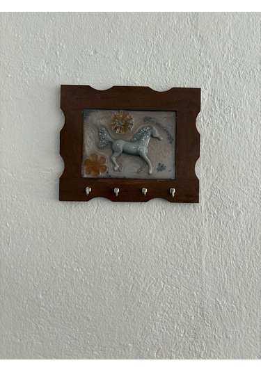 Pelince - Gümüş At Figürlü - Epoksi Ahşap Anahtar Askılığı Tek Ürün - Ebat : 24 X 29 Cm Ahşap