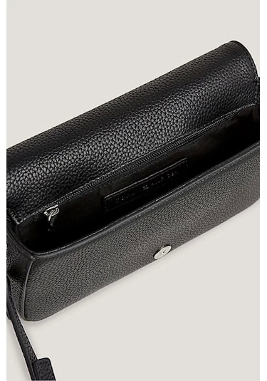 Tommy Hilfiger Kadın Th Emblem Flap Çapraz Çanta Siyah