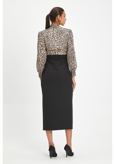 Kadın Leopar Desenli Midi Elbise - Fiyonk Yaka, Düğme Ve Yırtmaç Detaylı, Şık Ve Modern Tasarım - Günlük Ve Özel Davetler İçin Elbise Bej