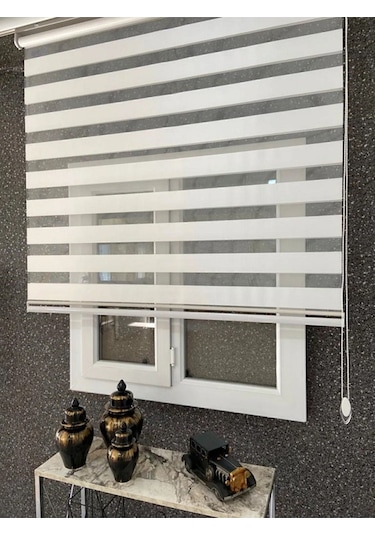 Beyaz Geniş Pliseli Zebra Stor Perde Eteği Dilimli Alüminyum Kasa+metal Ayak Beyaz