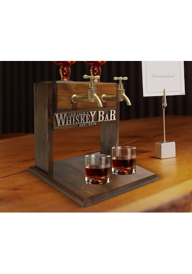 Bk Gift Kişiye Özel Kabartma İsimli Çift Musluklu Doğal Ahşap Viski Standı, İçki Standı, Doğum Günü Hediyesi, Ev Hediyesi, Erkek Hediye-45