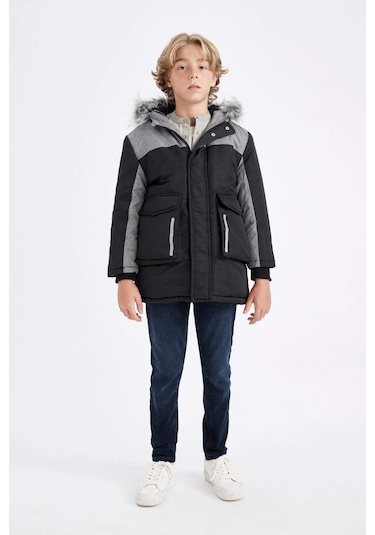 DeFacto Erkek Çocuk Çıkarılabilir Suni Kürk Yaka Kapüşonlu Pelüş Astar Parka C8990A824CWBK27