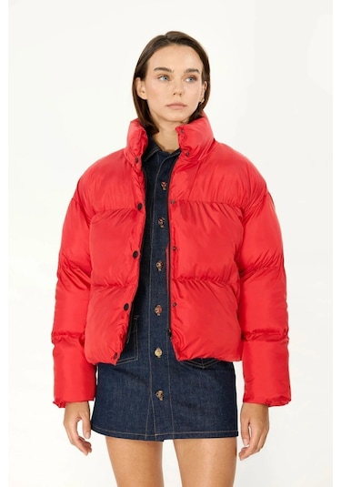 İçi Astarlı Su Ve Rüzgar Geçirmez Cepli Dik Yaka Kadın Mont Kırmızı