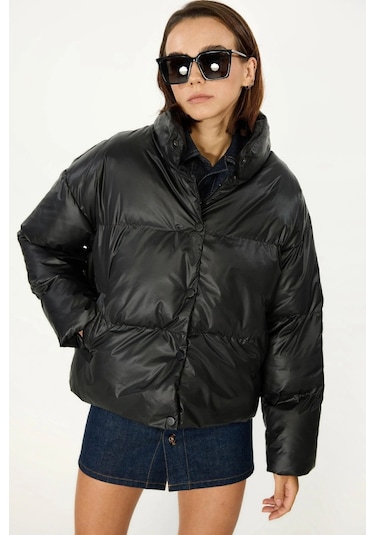 İçi Astarlı Su Ve Rüzgar Geçirmez Cepli Dik Yaka Kadın Mont Parlak Siyah