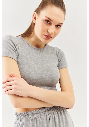 Kadın Kısa Kol Bisiklet Yaka Vücuda Oturan %100 Pamuklu Kaşkorse Esnek Crop Bluz Açık Gri