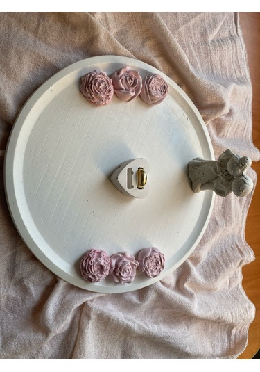 Taşlı Nişan Tepsisi Yüzüklük, Gelin Damat Figürlü, 6 Adet Kokulu Gül Yuvarlak 25x25 Cm Renkli