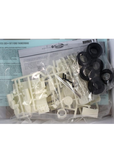 Amt 920 1/25 1971 Ford Thunderbird Araba Demonte Plastik Maketi