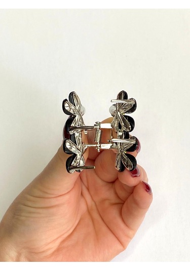 Siyah Taşlı Çiçek Gümüş Detaylı Metal Mandal Toka 4 Cm Siyah