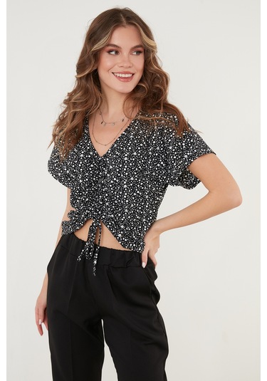 Lela Desenli Önü Büzgülü V Yaka Crop Bayan Bluz 5864486Y4 Siyah Lela Desenli Önü Büzgülü V Yaka Crop Bayan Bluz 5864486Y4 Siyah