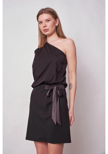 Kadın Tek Omuz Bağcıklı Likralı Kumaş Şık Diz Üstü Elbise-siyah Siyah