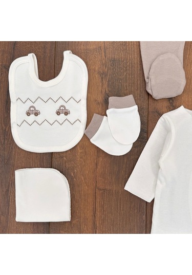 Araba Desenli Papyonlu 10 Parça Erkek Bebek Hastane Çıkışı Kutulu %100 Pamuk Kahverengi