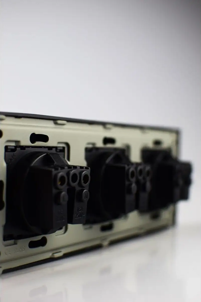 Vo'stabl Üçlü Siyah Topraklamalı Priz. 145899059 103