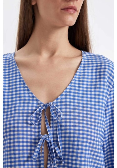 Defacto Regular Fit Kareli V Yaka Önden Bağlamalı Krinkıl Uzun Kollu Bluz D5099AX24AUBE165 Defacto Regular Fit Kareli V Yaka Önden Bağlamalı Krinkıl Uzun Kollu Bluz D5099AX24AUBE165