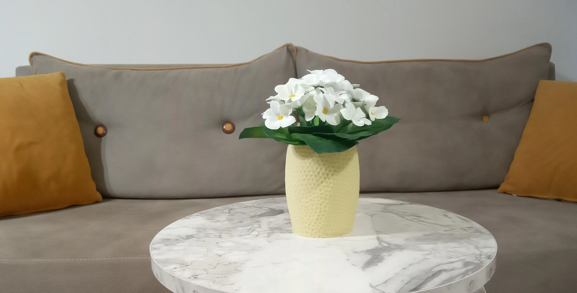 2 Adet Vazo Dahil,vazoda Çiçek,beyaz Yapay Çiçek,vazo Sarı Petek Desenli Poliresin 8x8x15cm Çok Renkli